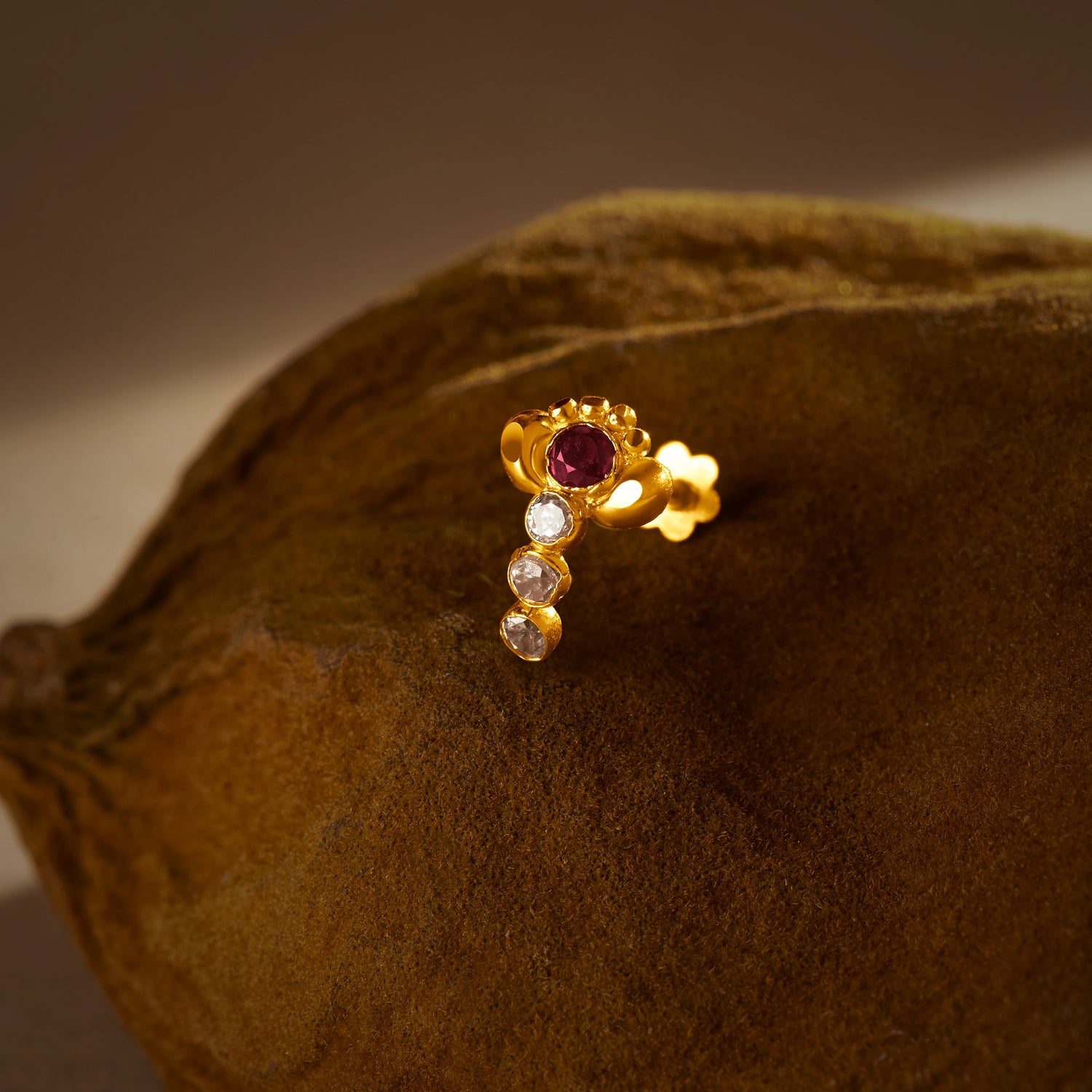 Trishul Stone 18K Gold Nose Pin For Women Online