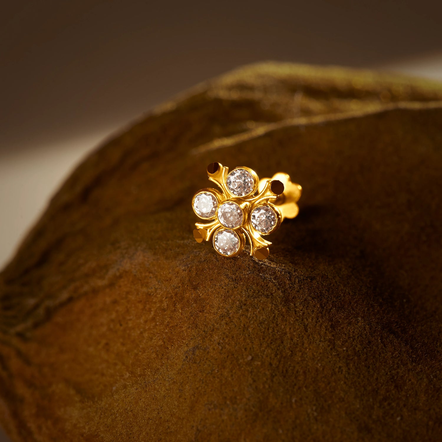 Ruby Petal 18K With Ruby Stone In The Centre Stone Gold Nose Pin