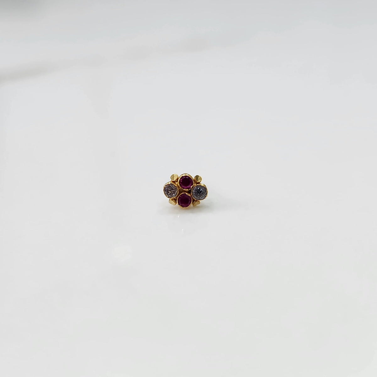 Women's gold nose pin design flower pattern