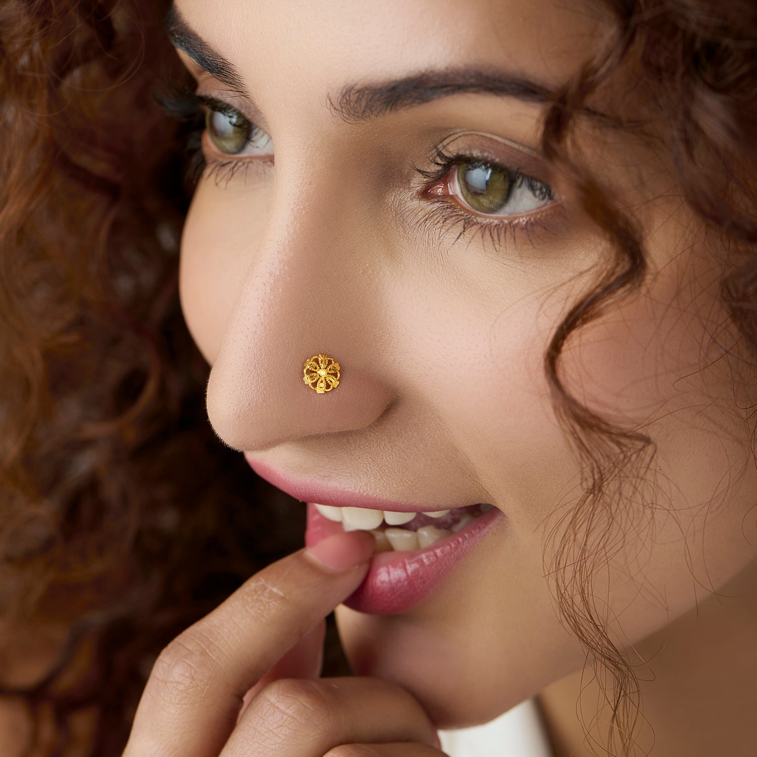 Twist Harmony Gold Nose Pin – Simple 18K Nose Pin Gold Design for Women