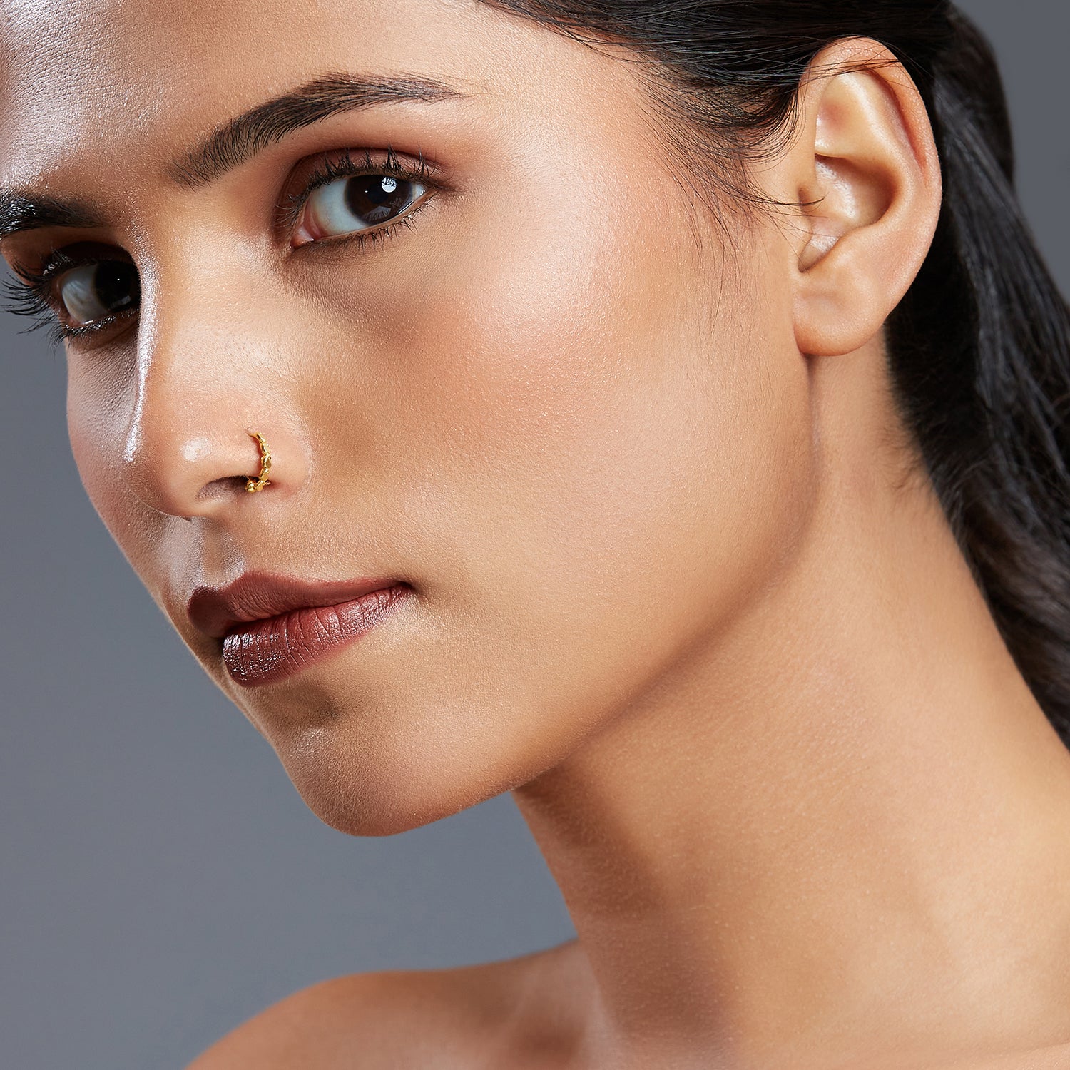 Model wearing Gold Heart Row gold nose ring in 18K gold, delicate heart pattern jewelry for heart-shaped face